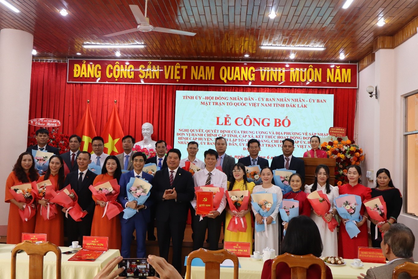 Lễ công bố Quyết định thành lập Đảng bộ và nhân sự lãnh đạo xã Ea Drăng, tỉnh Đắk Lăk